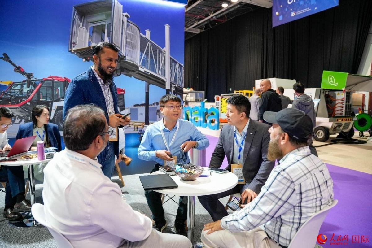 中外商家在交流。人民網(wǎng)塔里克·易卜拉欣攝