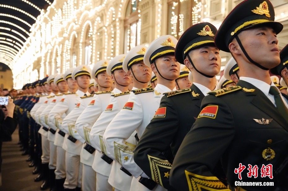 當?shù)貢r間5月3日晚，俄羅斯首都莫斯科，俄羅斯紀念衛(wèi)國戰(zhàn)爭勝利80周年閱兵式第二次彩排，中國人民解放軍儀仗司禮大隊震撼亮相，受到華僑華人、留學生和當?shù)孛癖姛崃覛g迎。中新社記者 田冰 攝