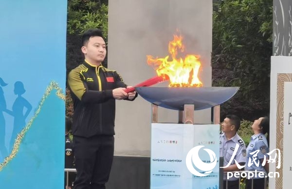在活動(dòng)開幕式上，馮喆點(diǎn)燃火炬。人民網(wǎng)記者 楊磊攝