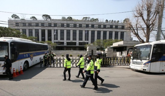 4月3日，在韓國首爾，警察在韓國憲法法院前執(zhí)勤。新華社記者姚琪琳攝