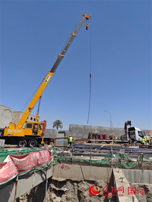 工人在進(jìn)行五號(hào)隧道施工。人民網(wǎng)記者管克江攝