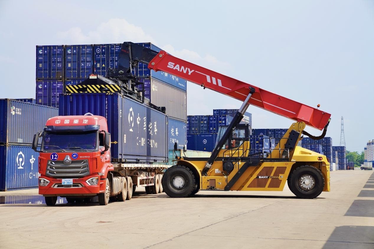 在中老鐵路萬象南鐵路貨運口岸站，起重機正在吊裝集裝箱。劉瑩嘉攝