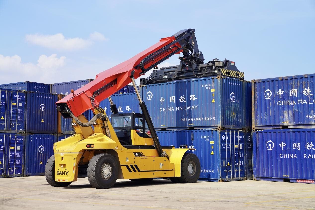 在中老鐵路萬象南鐵路貨運口岸站，起重機正在吊裝集裝箱。劉瑩嘉攝