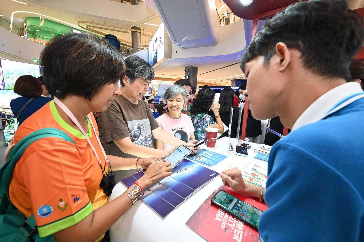 游客在航空公司展臺前了解機(jī)票優(yōu)惠活動。主辦方供圖