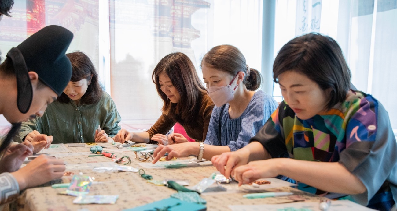 客人體驗制作綠松石銅牌。中國駐大阪旅游辦事處供圖