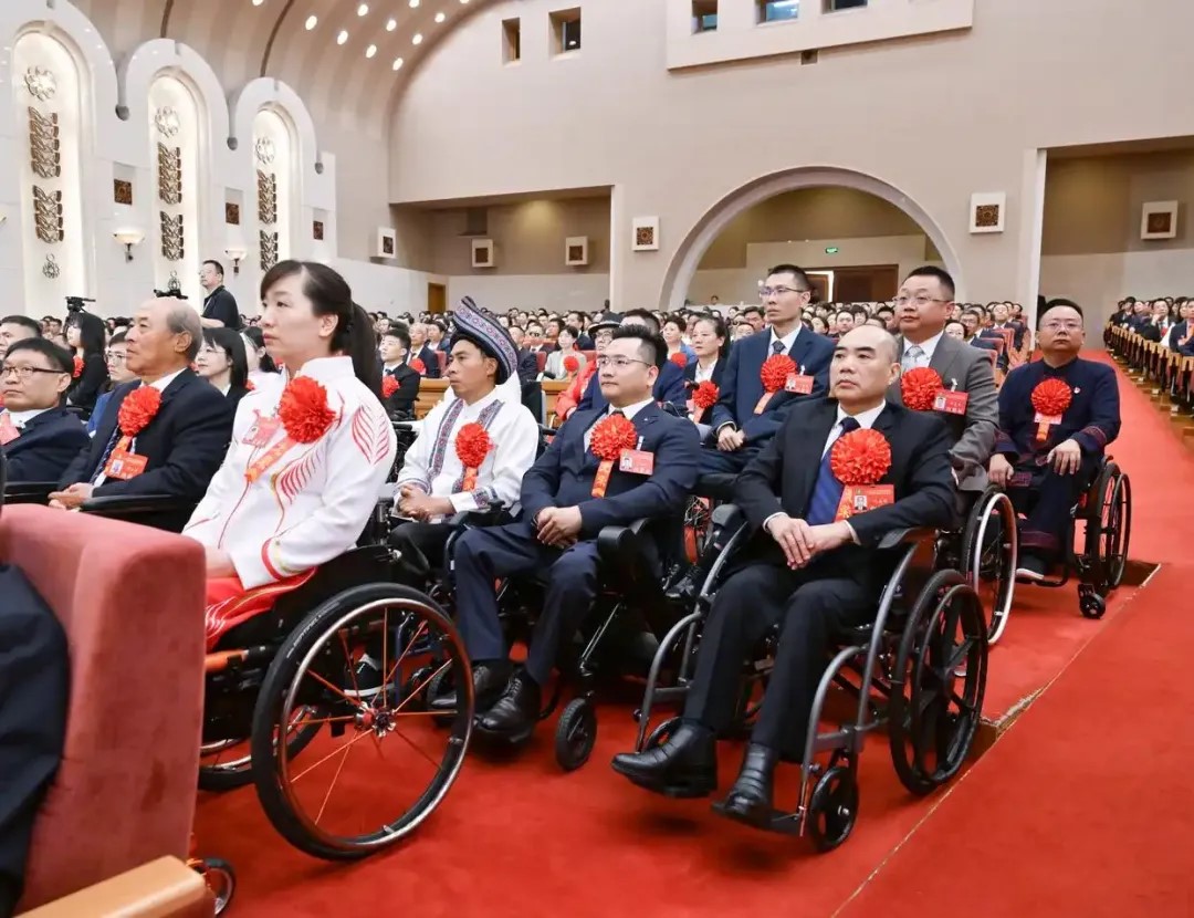 2025年5月16日，第七次全國(guó)自強(qiáng)模范暨助殘先進(jìn)表彰大會(huì)在北京召開(kāi)。大會(huì)表彰了200名“全國(guó)自強(qiáng)模范”、200個(gè)“全國(guó)殘疾人工作先進(jìn)集體”和60名“全國(guó)殘疾人工作先進(jìn)個(gè)人”。