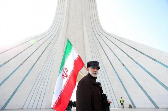 2月10日，在伊朗首都德黑蘭阿扎迪廣場(chǎng)，民眾參加紀(jì)念伊朗伊斯蘭革命勝利46周年集會(huì)。新華社記者沙達(dá)提攝