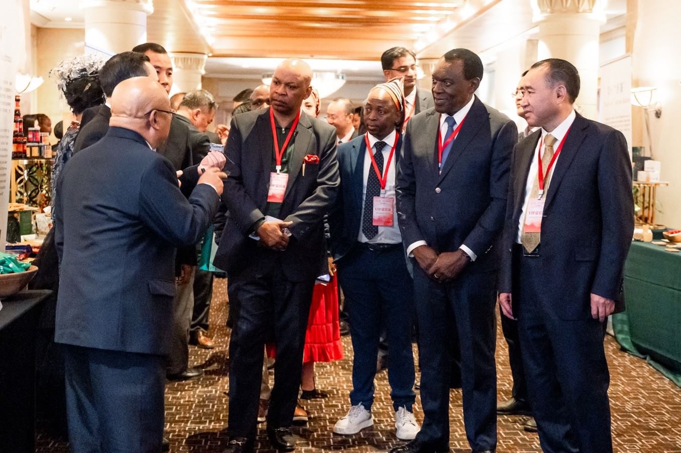 與會嘉賓走訪展臺。南非貴州商會供圖