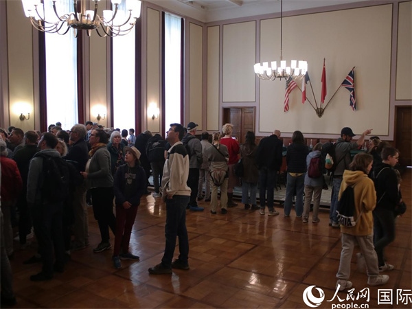 圖為觀眾們?cè)诳柣羲固丶o(jì)念館內(nèi)參觀。人民網(wǎng) 肖晶攝