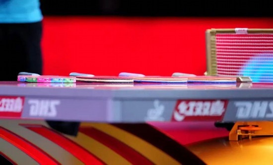 王楚欽的球拍為最右側(cè)那支。