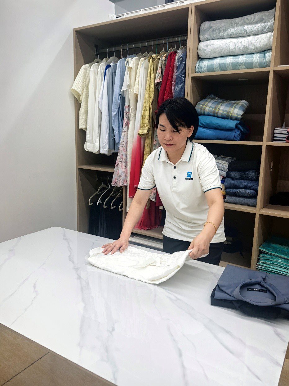 劉水金正在客戶家中做衣柜整理收納工作。受訪者供圖