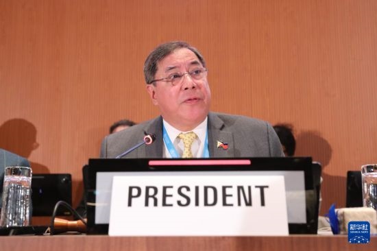 5月20日，在瑞士日內(nèi)瓦，第78屆世界衛(wèi)生大會(huì)主席赫爾博薩宣布審議通過“大流行協(xié)定”。新華社記者 杜哲宇 攝