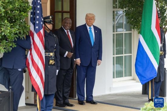 5月21日，美國總統(tǒng)特朗普（右二）在華盛頓白宮迎接到訪的南非總統(tǒng)拉馬福薩（右三）。新華社記者 胡友松 攝