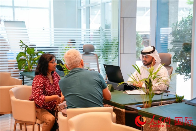 在阿治曼自由區(qū)一站式服務中心內，工作人員為客商辦理業(yè)務。人民網(wǎng) 塔里克·易卜拉欣攝