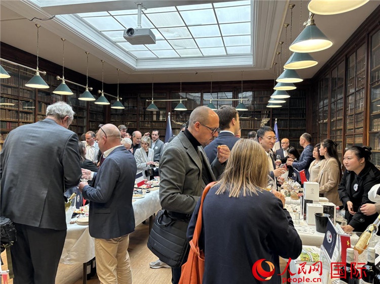 FIWA大獎(jiǎng)賽獲獎(jiǎng)酒及農(nóng)產(chǎn)品2025專(zhuān)業(yè)展暨中國(guó)云南—法國(guó)巴黎特色商品推介會(huì)現(xiàn)場(chǎng)。人民網(wǎng)記者 于超凡攝