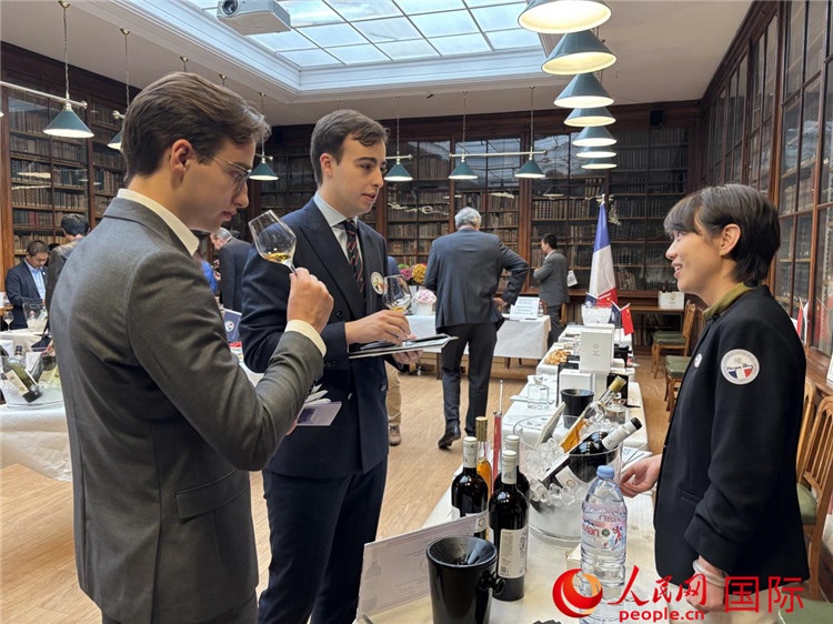 法國(guó)嘉賓與參展云南企業(yè)代表交流。人民網(wǎng)記者 于超凡攝