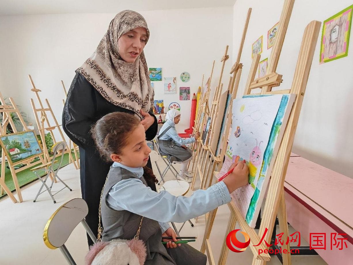 阿爾穆塔?阿里卡特國際學校的學生在美術室上課。人民網(wǎng)記者 管克江攝