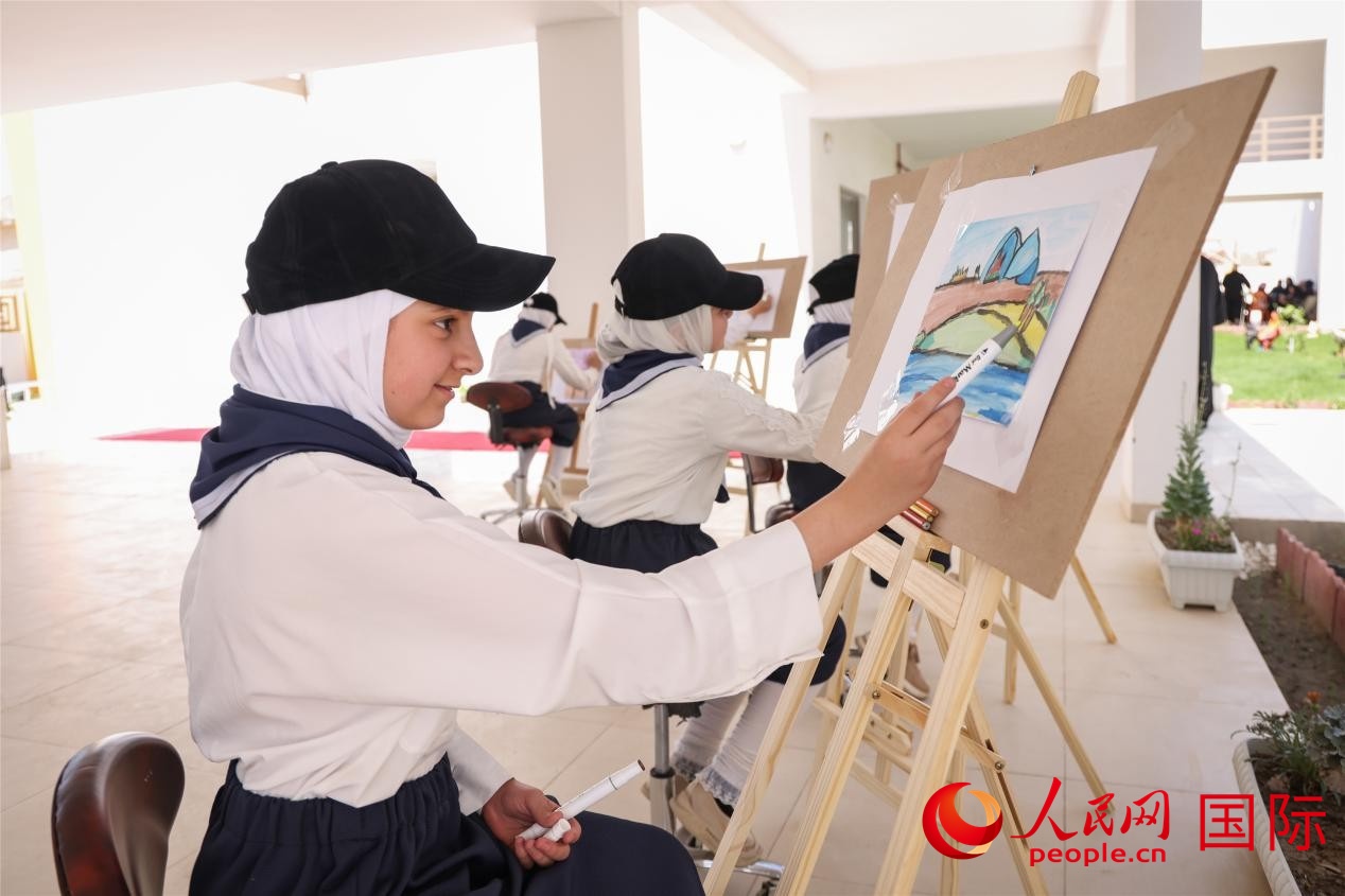 圖為阿爾·圖拉女子學(xué)校學(xué)生在上美術(shù)課。人民網(wǎng)記者 薛丹攝