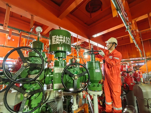 生產(chǎn)人員正在打開(kāi)二氧化碳驅(qū)油井采油樹(shù)閥門(mén)。受訪者供圖