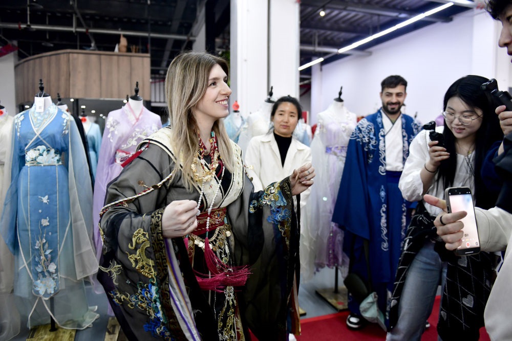 2025年4月8日，參加曹縣漢服文化節(jié)的意大利嘉賓卡米拉在試穿漢服。新華社記者郭緒雷 攝