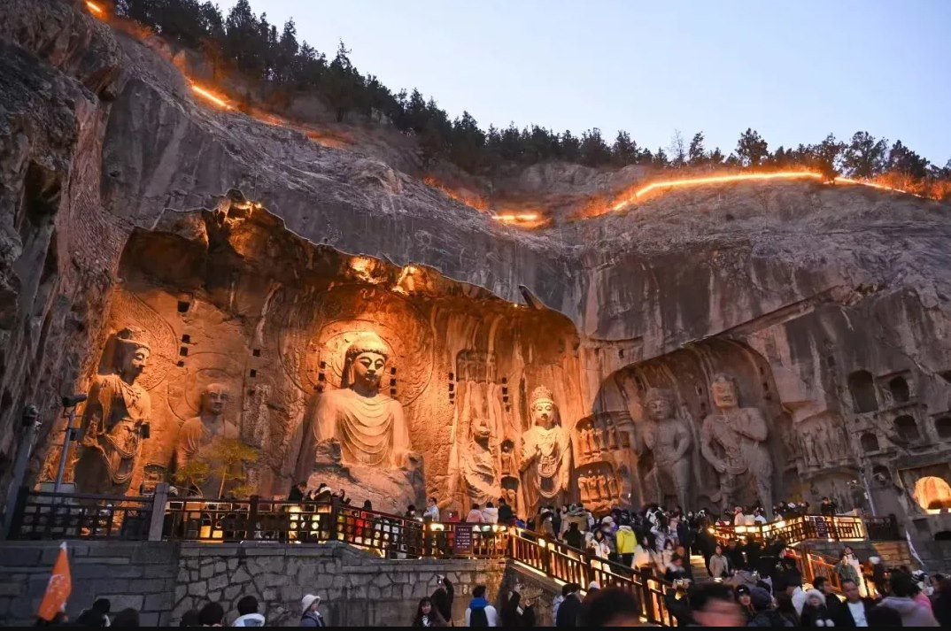 游客在龍門石窟參觀游覽。