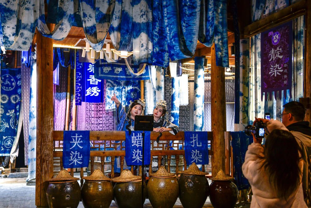 2025年3月17日，游客在貴州省黎平縣肇興侗寨里留影。新華社記者楊文斌 攝