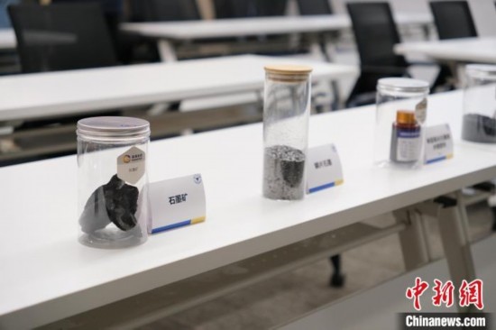 5月20日，浙大高分子科學(xué)與工程學(xué)系內(nèi)擺放著石墨礦等。 曹丹 攝
