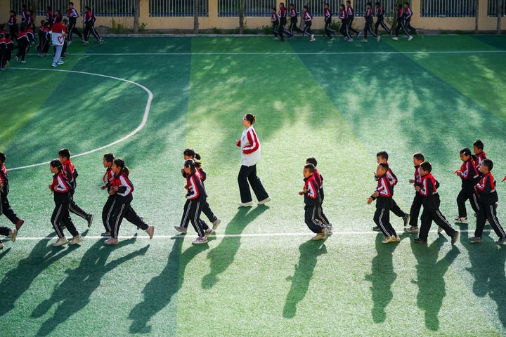 2025年4月24日，在新疆克州阿圖什市哈拉峻鄉(xiāng)謝依特小學(xué)，支教教師帶領(lǐng)學(xué)生晨跑。新華社記者 徐宏巖 攝