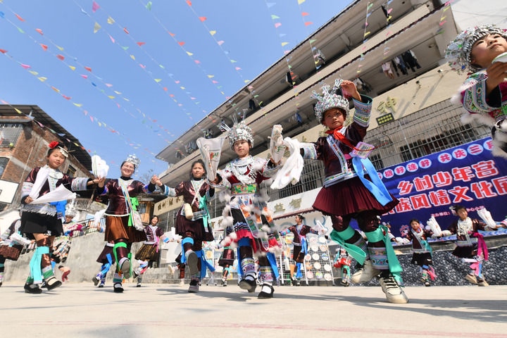 2025年3月25日，廣西柳州市融水苗族自治縣桿洞鄉(xiāng)中心小學(xué)學(xué)生在跳蘆笙踩堂舞。新華社記者 黃孝邦 攝