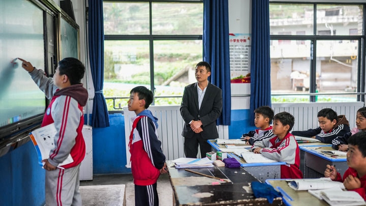 2024年11月21日，在地處烏蒙山區(qū)的貴州省六盤水市水城區(qū)亮巖小學(xué)，學(xué)生在供暖的教室內(nèi)學(xué)習(xí)。新華社記者 陶亮 攝