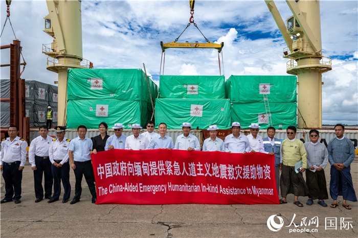 5月25日，中國駐緬甸大使館參贊歐陽道冰、仰光省首席部長梭登及緬有關(guān)部門官員出席援緬第十五批緊急人道主義地震救災(zāi)物資交接儀式。人民網(wǎng)記者謝佳君攝