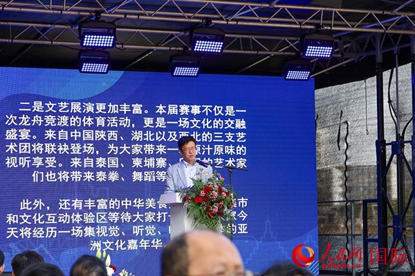 中國(guó)駐法蘭克?？傤I(lǐng)事黃昳揚(yáng)在致辭中對(duì)龍舟賽表示熱烈祝賀。人民網(wǎng) 依琳攝