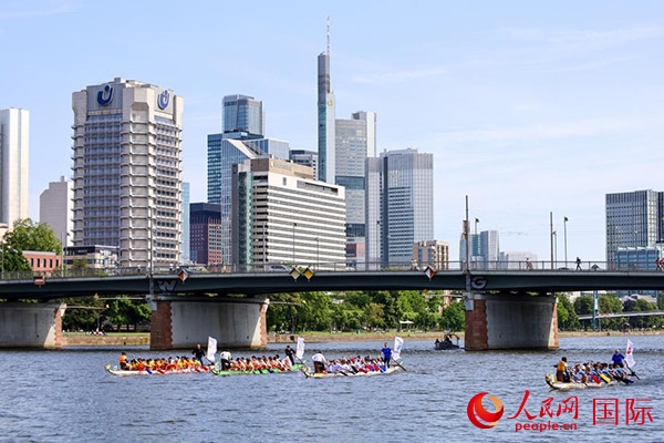 龍舟賽隊(duì)伍奮力揮槳、破浪前行。人民網(wǎng) 依琳攝