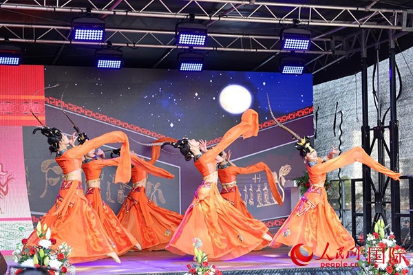 美因河畔的舞臺(tái)上中國(guó)傳統(tǒng)舞蹈精彩上演。人民網(wǎng) 依琳攝