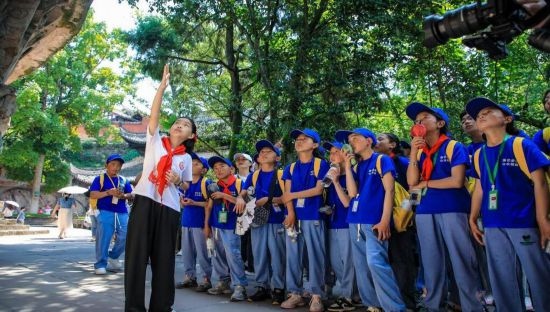 石刻小導(dǎo)游稅明潔為西藏小朋友志愿解說(shuō)。