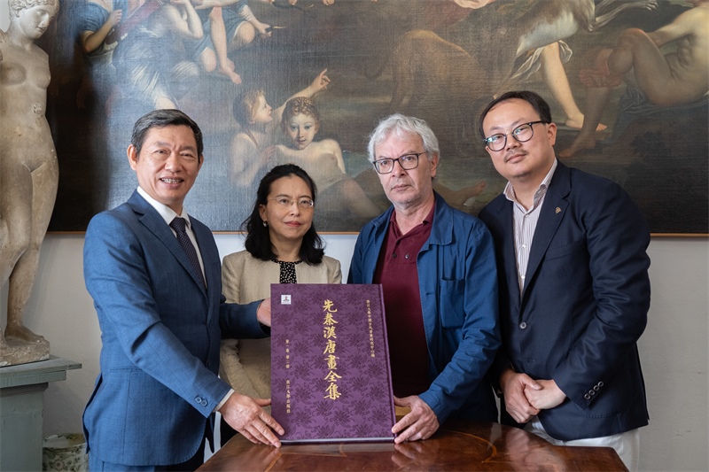 圖片說(shuō)明：捐贈(zèng)儀式現(xiàn)場(chǎng)。 張錫琪攝