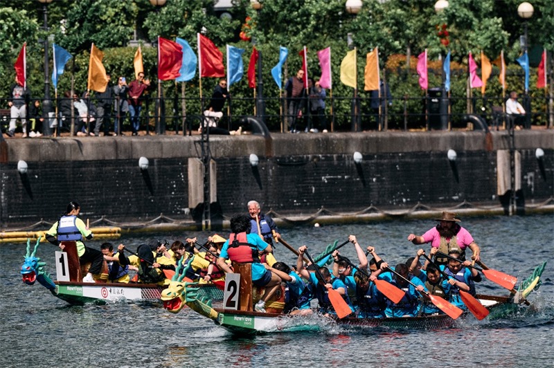 中英雙方的參賽隊(duì)伍參與龍舟競(jìng)渡。楊浩鵬攝