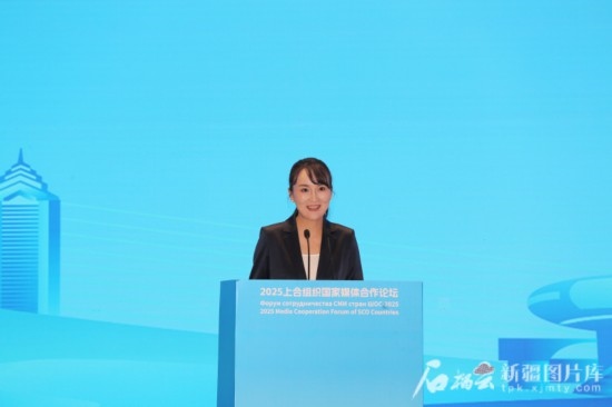 5月23日，在2025上合組織國家媒體合作論壇青年文化交流營活動中，人民日報社記者阿爾達克·塔巴拉克發(fā)言。石榴云/新疆日報記者 李雄心攝