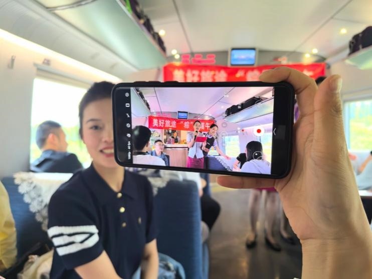 在活動中，旅客紛紛舉起手機拍攝。顏笑攝