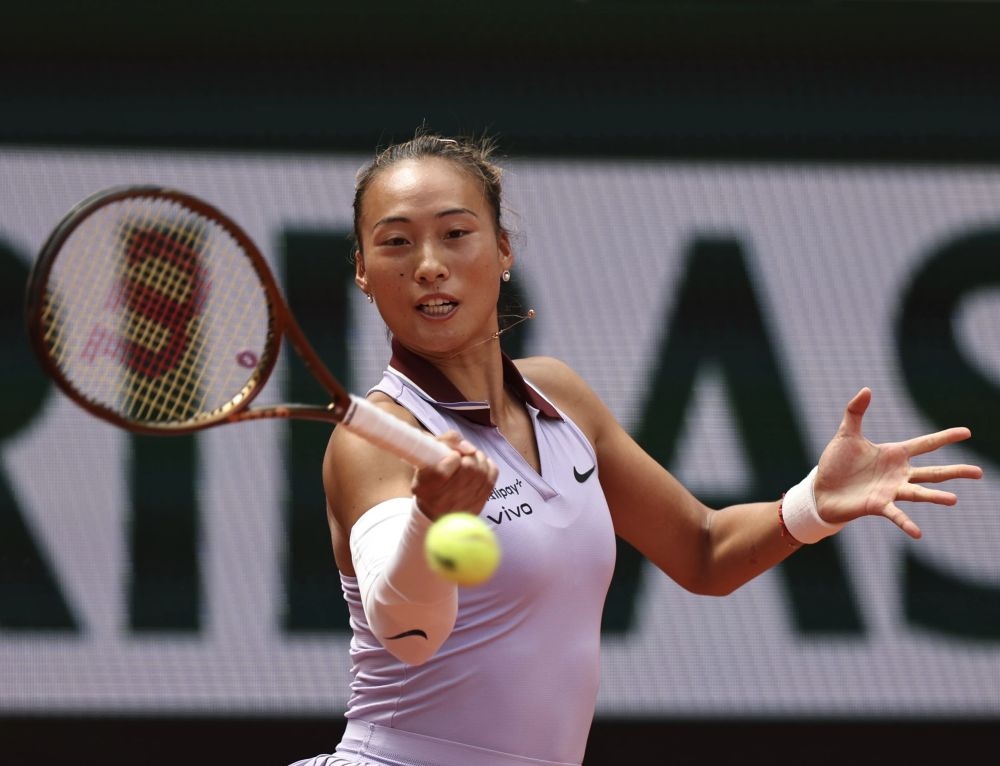 6月1日，鄭欽文在比賽中回球。新華社記者 李京 攝