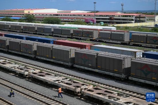 5月31日，在蒙內(nèi)鐵路內(nèi)羅畢站到發(fā)場，鐵路工人在鐵道旁巡檢。新華社記者 楊光 攝