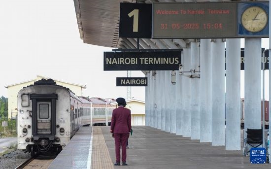 5月31日，在蒙內(nèi)鐵路內(nèi)羅畢站，工作人員目送開往蒙巴薩的E2次列車駛離站臺。新華社記者 李亞輝 攝