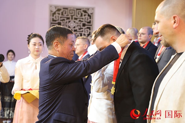 中國(guó)駐俄羅斯大使張漢暉為獲獎(jiǎng)?wù)哳C獎(jiǎng)。人民網(wǎng)記者 肖新新攝