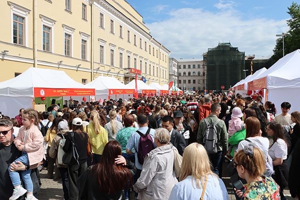 “茶和天下”·雅集活動(dòng)現(xiàn)場(chǎng)。中國(guó)駐白俄羅斯大使館供圖