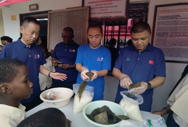 中方專家示范包粽子。施亮攝