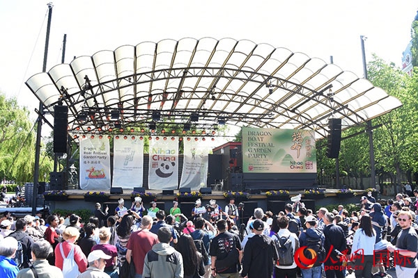 中瑞民眾歡聚國王花園廣場共慶端午佳節(jié)。人民網(wǎng)記者 殷淼攝