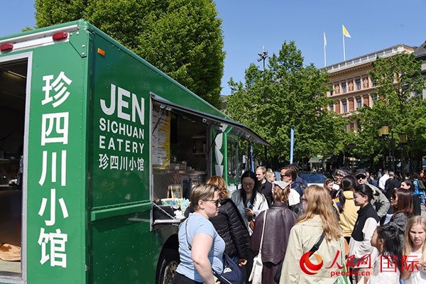 中國美食攤。人民網(wǎng)記者 殷淼攝