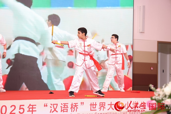 雙節(jié)棍表演。人民網(wǎng)記者任皓宇攝