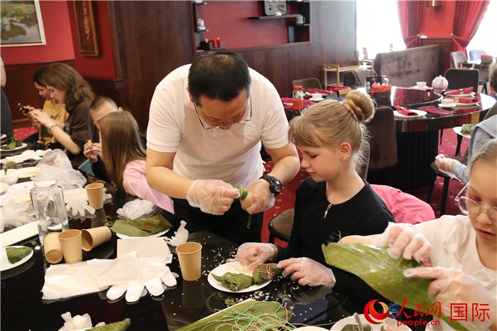 烏克蘭兒童學(xué)習(xí)體驗(yàn)包粽子。人民網(wǎng)記者蔡子暢攝