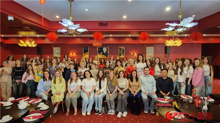 “慶端午學(xué)中文”活動(dòng)全體合照。人民網(wǎng)記者蔡子暢攝